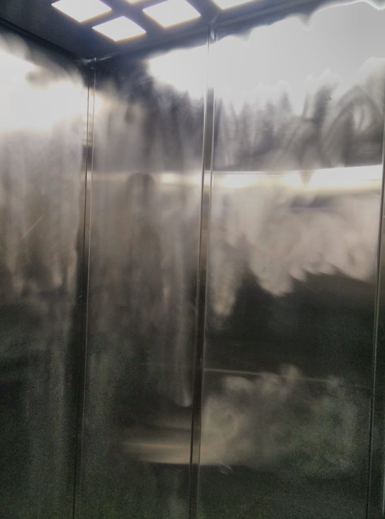 Выполнена полировка кабины грузового лифта в подъезде №4 многоквартирного дома, расположенного по адресу: г. Видное, Радужная, д.4.